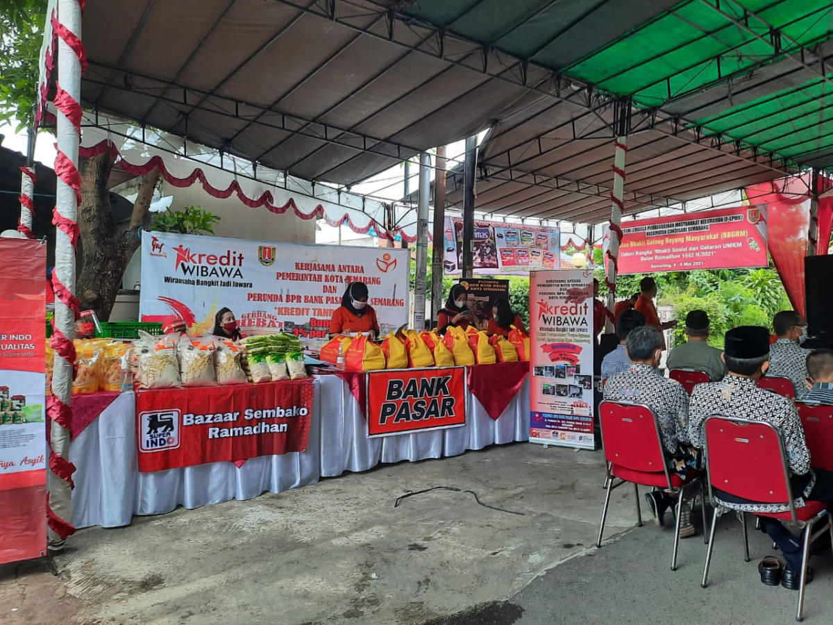 Peserta UMKM dan warga Kec. Candisari